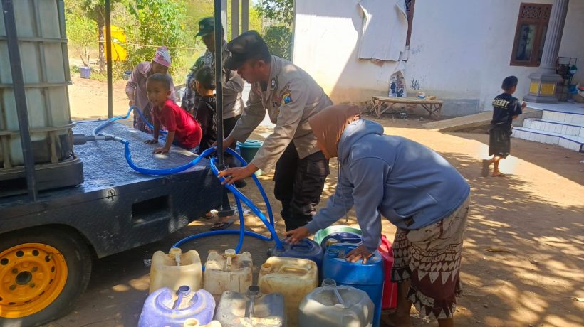 Polres Pasuruan Gunakan Mobil Patroli Untuk Mengangkut Air Bersih