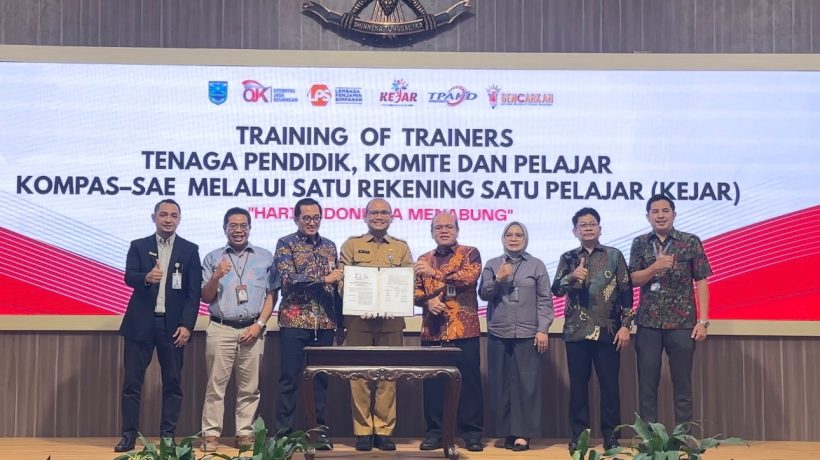 OJK Dorong Budaya Menabung Pelajar di Probolinggo, Lebih dari 1.500 Rekening Simpanan Diserahkan