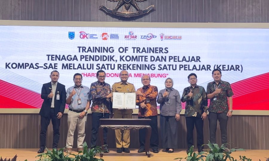 OJK Dorong Budaya Menabung Pelajar di Probolinggo, Lebih dari 1.500 Rekening Simpanan Diserahkan