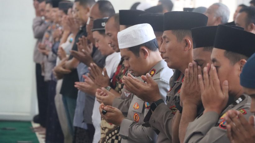 Karena Ini. Kapolres Pasuruan Gelar Sholat Ghaib dan Doa Bersama