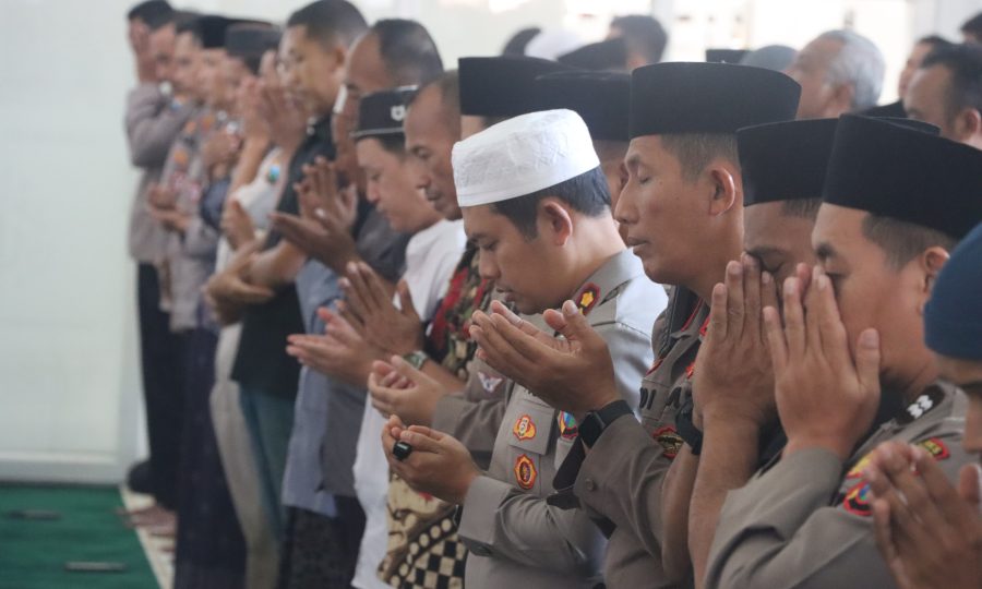 Karena Ini. Kapolres Pasuruan Gelar Sholat Ghaib dan Doa Bersama