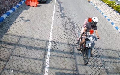 Terekam CCTV, Pasangan Ini Diduga Mencuri Helm Di Parkiran RSUD Bangil