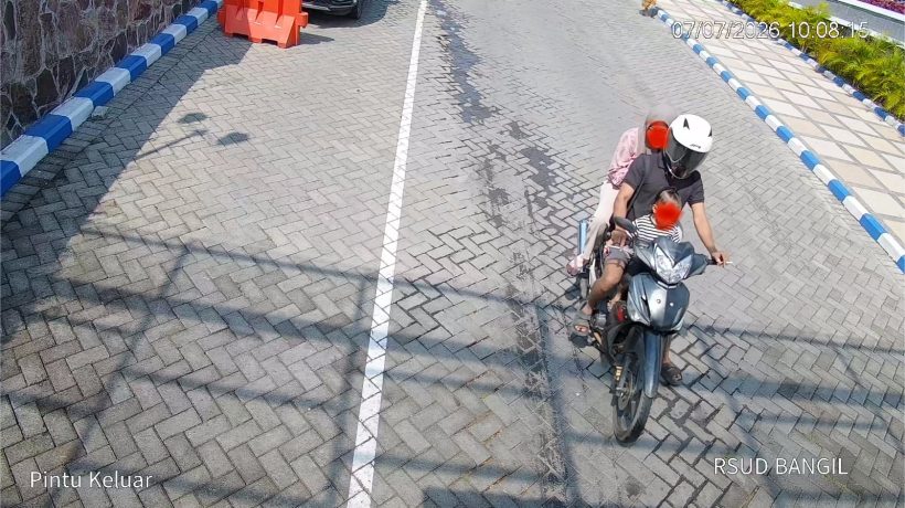 Terekam CCTV, Pasangan Ini Diduga Mencuri Helm Di Parkiran RSUD Bangil