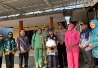 Sambut HUT RI ke-81, Forkopimka Bangil Bersama KOMPPAK dan Organisasi Perempuan Bagikan Sembako serta Pasang Bendera Merah Putih