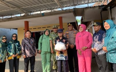 Sambut HUT RI ke-81, Forkopimka Bangil Bersama KOMPPAK dan Organisasi Perempuan Bagikan Sembako serta Pasang Bendera Merah Putih