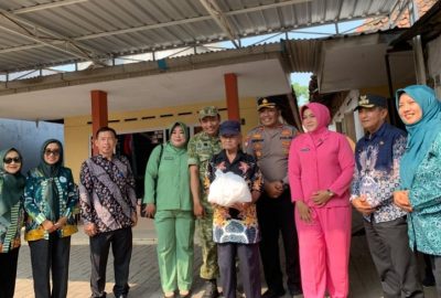 Sambut HUT RI ke-81, Forkopimka Bangil Bersama KOMPPAK dan Organisasi Perempuan Bagikan Sembako serta Pasang Bendera Merah Putih