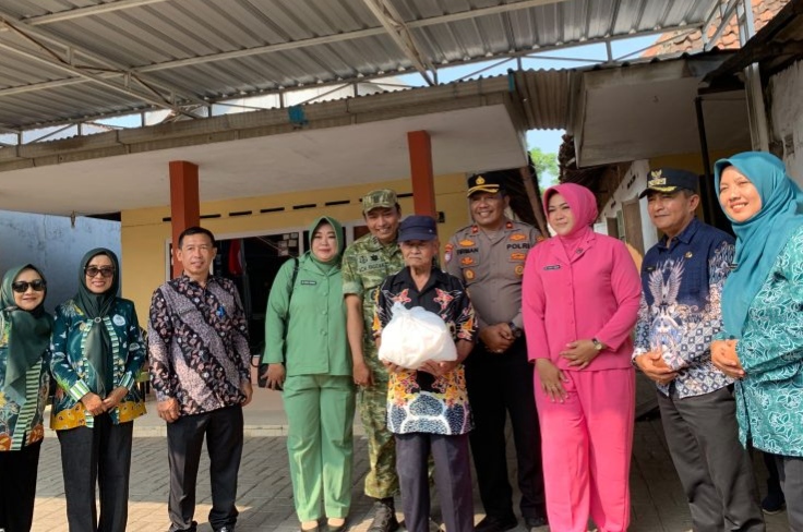 Sambut HUT RI ke-81, Forkopimka Bangil Bersama KOMPPAK dan Organisasi Perempuan Bagikan Sembako serta Pasang Bendera Merah Putih