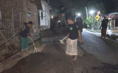 Pemuda dan Pemdes Candibinangun Patungan Perbaiki Jalan Kabupaten Yang Rusak, Khawatir Timbulkan Kecelakaan
