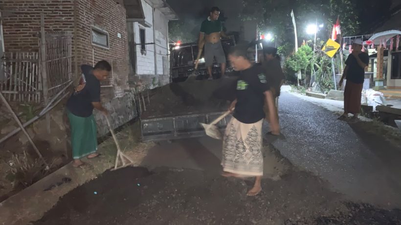 Pemuda dan Pemdes Candibinangun Patungan Perbaiki Jalan Kabupaten Yang Rusak, Khawatir Timbulkan Kecelakaan