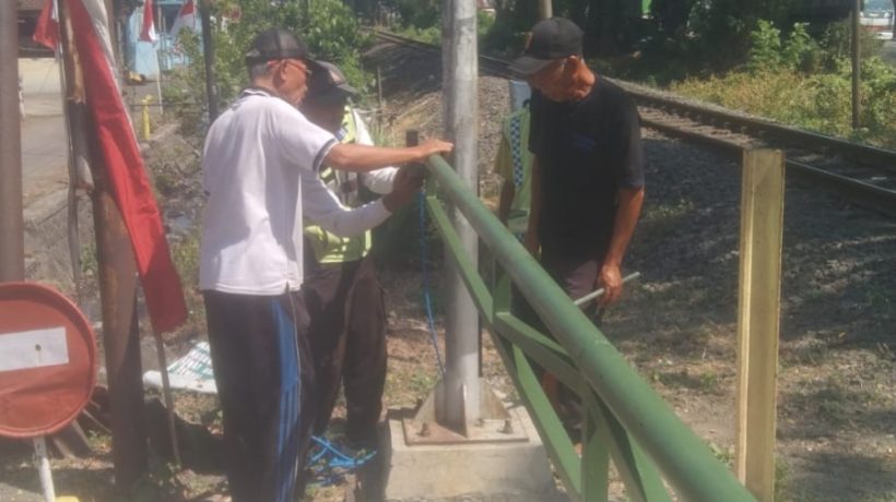 Perlintasan Tanpa Palang Pintu Di Desa Gajahbendo Diportal Warga