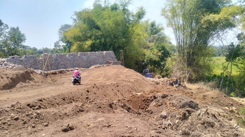 Pondasi Gudang Plastik Berdiri di Atas Lahan LSD di Sebani Pandaan, Kredibilitas Pemkab Pasuruan Dipertaruhkan
