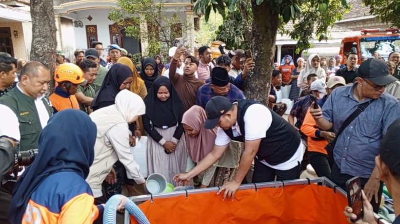 Kemarau, Pemkab Pasuruan Bersama Pemprov Jatim Turun Tangan Distribusikan Air Bersih Dan Sembako