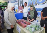Khofifah Gelar Pasar Murah di Lumbang, Warga Terdampak Kekeringan Bisa Tebus Sembako Harga Terjangkau