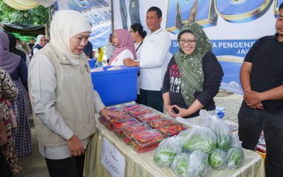 Khofifah Gelar Pasar Murah di Lumbang, Warga Terdampak Kekeringan Bisa Tebus Sembako Harga Terjangkau