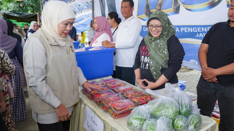 Khofifah Gelar Pasar Murah di Lumbang, Warga Terdampak Kekeringan Bisa Tebus Sembako Harga Terjangkau