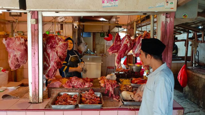 Harga Daging Terus Melonjak, Pedagang Hanya Bisa Berharap