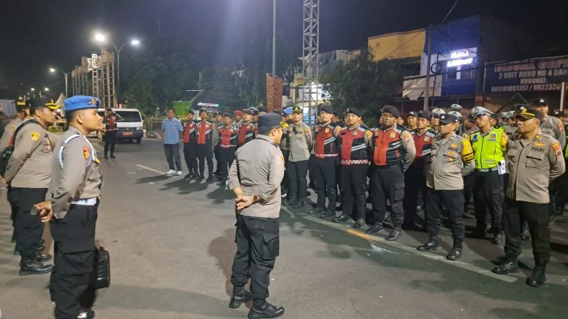 Ratusan Personel Polres Pasuruan Amankan Pasuruan Carnival yang Dipadati Ribuan Penonton
