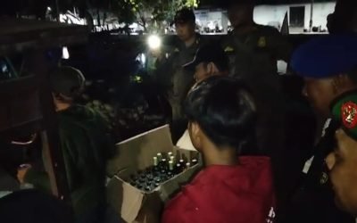 Kelabui Petugas, Pedagang Kaki Lima Simpan Ratusan Botol Miras