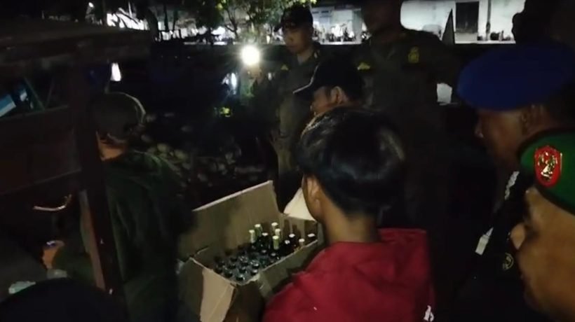 Kelabui Petugas, Pedagang Kaki Lima Simpan Ratusan Botol Miras