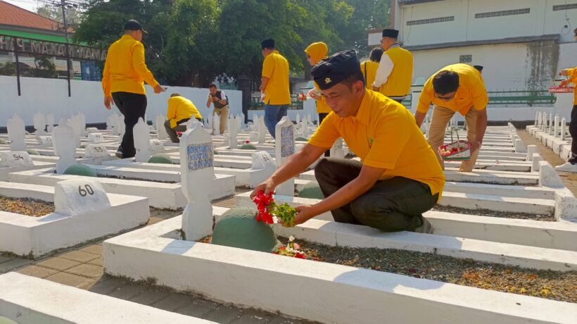 HUT Partai Golkar ke-62, DPD Kabupaten Pasuruan Gelar Tabur Bunga dan Baksos