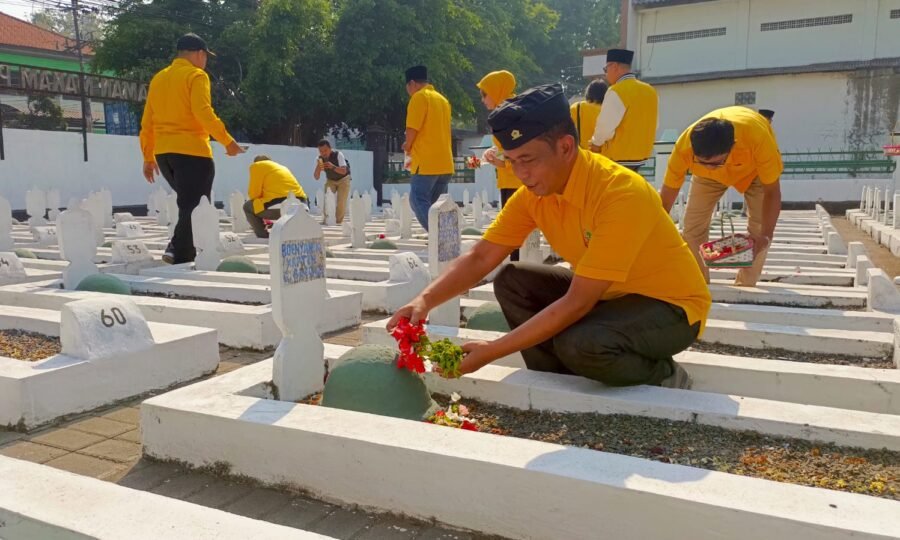 HUT Partai Golkar ke-62, DPD Kabupaten Pasuruan Gelar Tabur Bunga dan Baksos