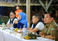 Tinjau Karhutla Tahura R Soerjo, Khofifah Prioritaskan Keselamatan Petugas dan Pasokan Air Bersih