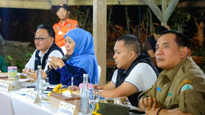 Tinjau Karhutla Tahura R Soerjo, Khofifah Prioritaskan Keselamatan Petugas dan Pasokan Air Bersih