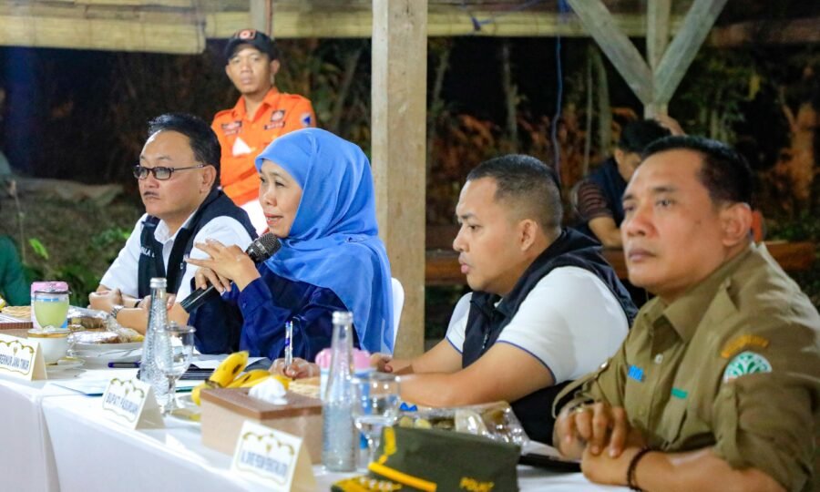 Tinjau Karhutla Tahura R Soerjo, Khofifah Prioritaskan Keselamatan Petugas dan Pasokan Air Bersih