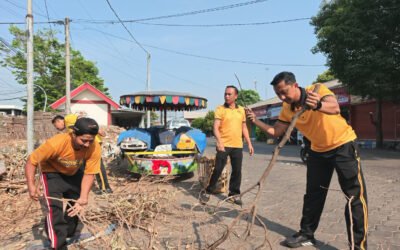 Bersihkan Pasar Kebonagung, Kapolres Pasuruan Kota Pimpin Kurve Bersama Warga Wujudkan Green Policing