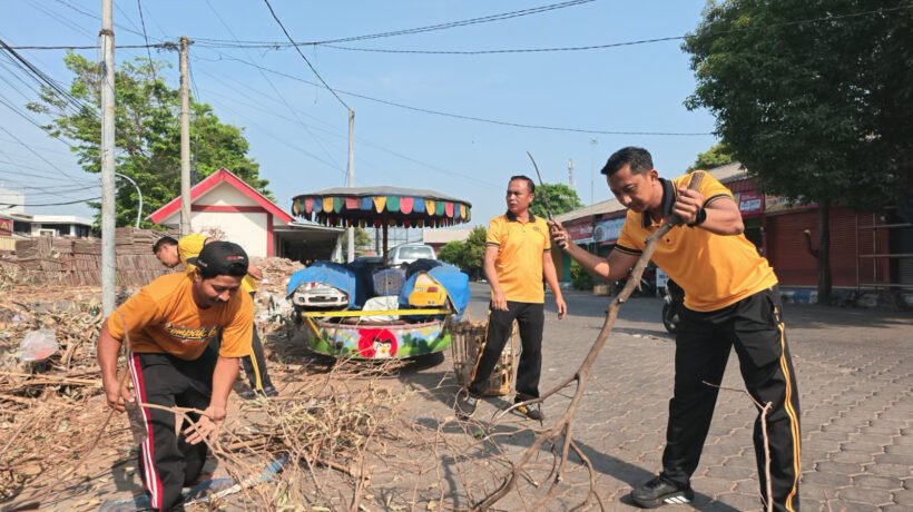 Bersihkan Pasar Kebonagung, Kapolres Pasuruan Kota Pimpin Kurve Bersama Warga Wujudkan Green Policing
